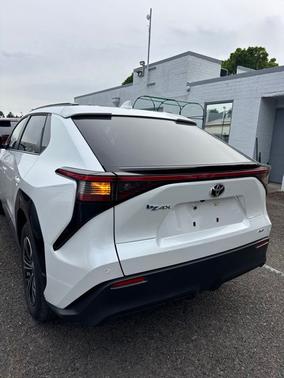 Wind Chill Pearl 2023 Toyota bZ4X XLE