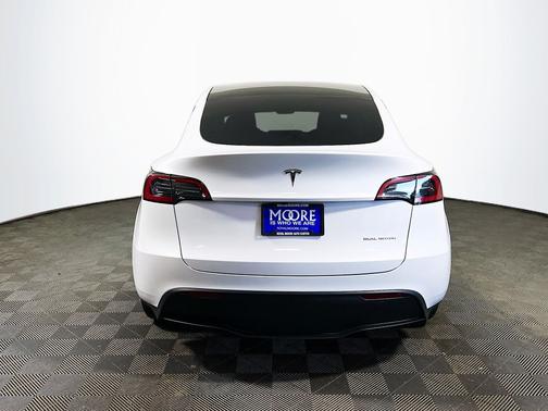 Pearl White Multi-Coat 2025 Tesla Model Y Long Range