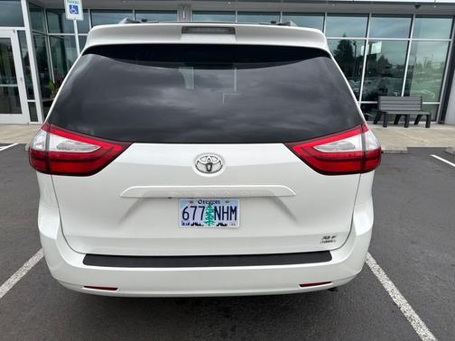 2017 Toyota Sienna XLE