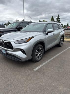 Celestial Silver Metallic 2024 Toyota Highlander XLE