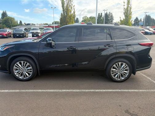 Midnight Black Metallic 2023 Toyota Highlander Platinum