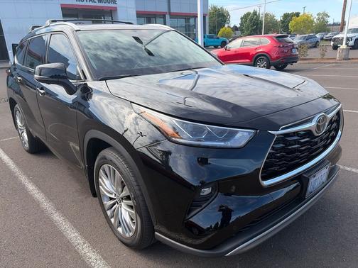 Midnight Black Metallic 2023 Toyota Highlander Platinum