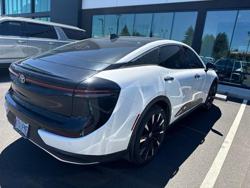 Black/Oxygen White 2023 Toyota Crown Platinum