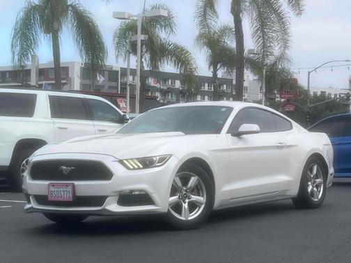 Oxford White 2017 Ford Mustang V6