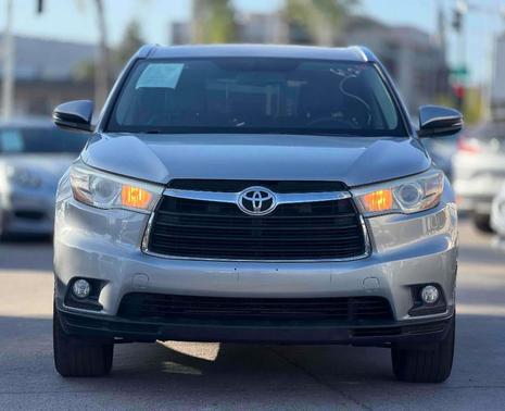 Silver 2016 Toyota Highlander XLE