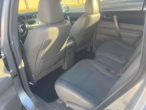 Classic Silver Metallic 2012 Toyota Highlander