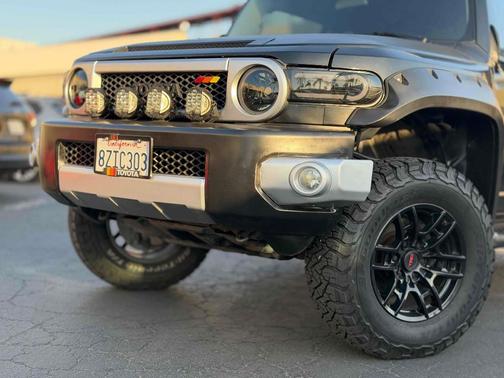 White / Black Cherry Pearl 2007 Toyota FJ Cruiser