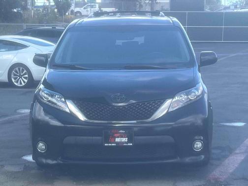 Midnight Black Metallic 2017 Toyota Sienna SE