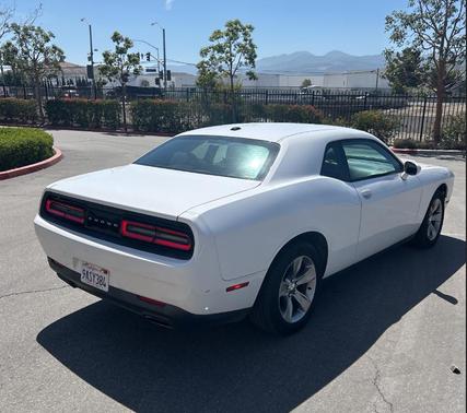 Bright White Clearcoat 2015 Dodge Challenger SXT