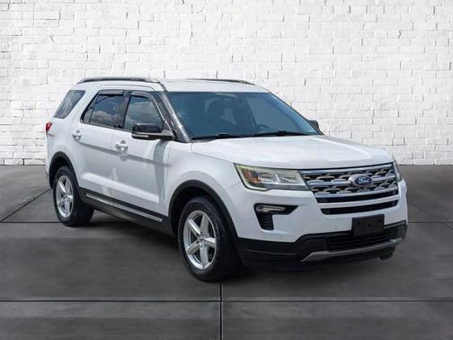 White 2018 Ford Explorer XLT