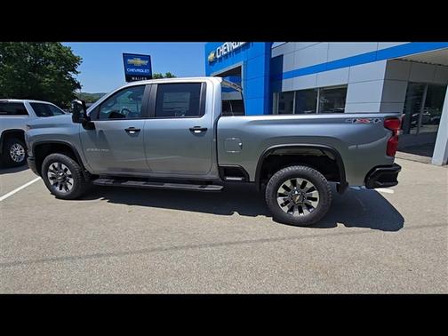 Sterling Gray Metallic 2026 Chevrolet Silverado 2500 Custom