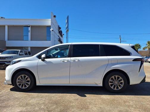 2025 Toyota Sienna LE