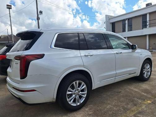 Crystal White Tri-Coat 2021 Cadillac XT6 Luxury FWD