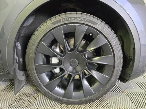 2022 Tesla Model Y Long Range Dual Motor All-Wheel Drive