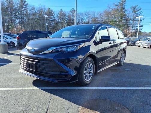 2025 Toyota Sienna LE