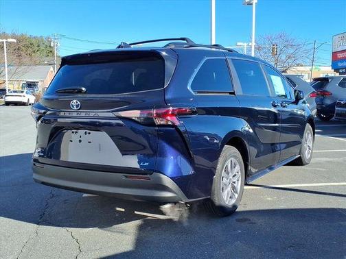 2025 Toyota Sienna LE
