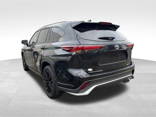 Midnight Black Metallic 2024 Toyota Highlander XSE