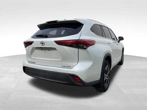 Blizzard Pearl 2021 Toyota Highlander XLE