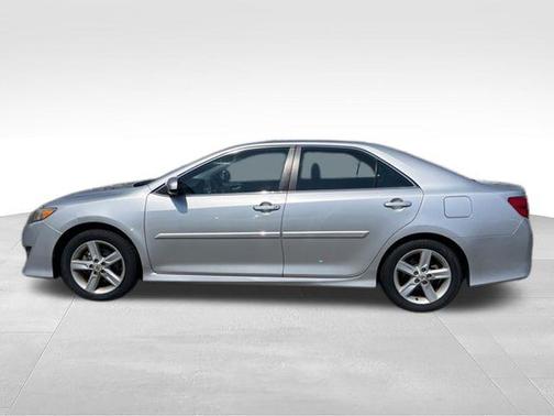 Classic Silver Metallic 2013 Toyota Camry SE