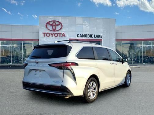 2022 Toyota Sienna Platinum