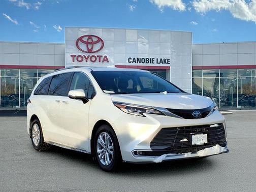 2022 Toyota Sienna Platinum