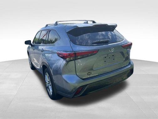 Moon Dust 2023 Toyota Highlander Limited