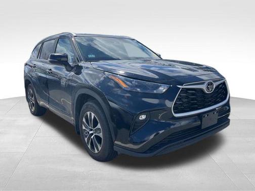 Midnight Black Metallic 2025 Toyota Highlander XLE