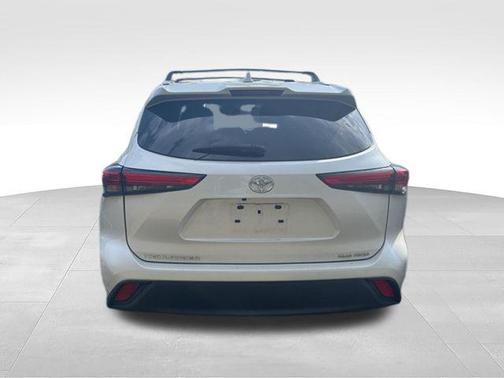 Wind Chill Pearl 2023 Toyota Highlander XLE