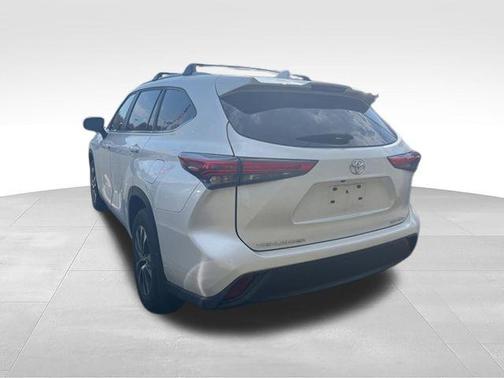 Wind Chill Pearl 2023 Toyota Highlander XLE
