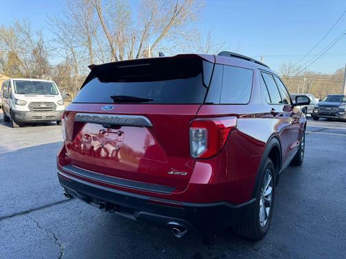 Rapid Red Metallic Tinted Clearcoat 2024 Ford Explorer XLT