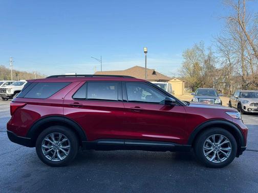 Rapid Red Metallic Tinted Clearcoat 2024 Ford Explorer XLT