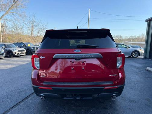 Rapid Red Metallic Tinted Clearcoat 2024 Ford Explorer XLT