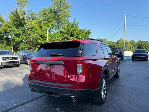Rapid Red Metallic Tinted Clearcoat 2024 Ford Explorer XLT