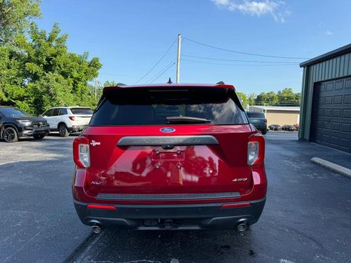 Rapid Red Metallic Tinted Clearcoat 2024 Ford Explorer XLT