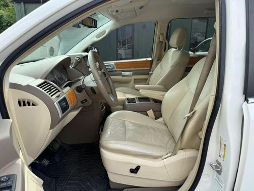 Stone White Clearcoat 2010 Chrysler Town & Country Limited