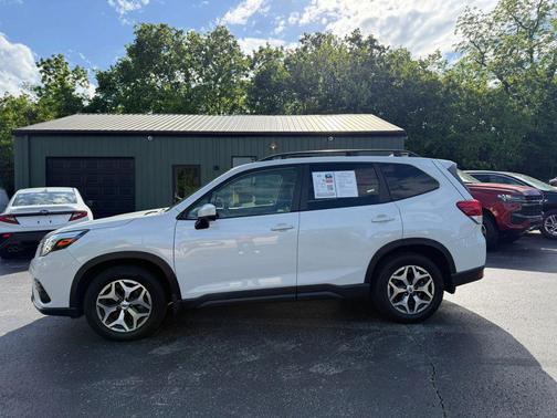 Crystal White Pearl 2022 Subaru Forester Sport