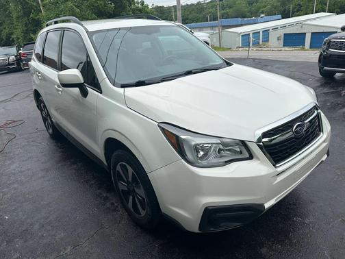 Crystal White Pearl 2018 Subaru Forester 2.5i