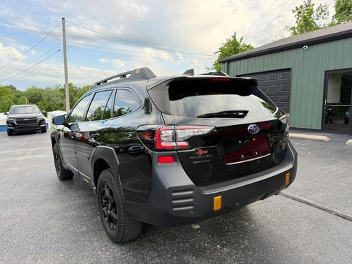 Crystal Black Silica 2023 Subaru Outback Wilderness