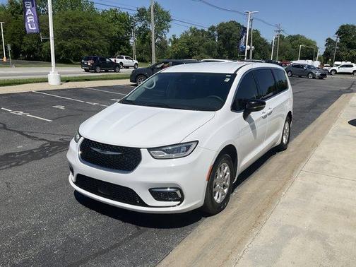 Bright White Clearcoat 2024 Chrysler Pacifica Touring-L
