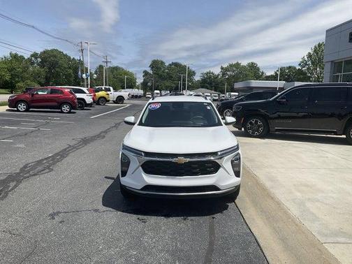 Summit White 2025 Chevrolet Trax LT