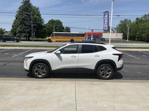 Summit White 2025 Chevrolet Trax LT