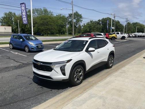 Summit White 2025 Chevrolet Trax LT