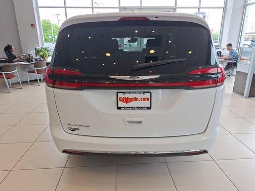 2022 Chrysler Pacifica Touring-L