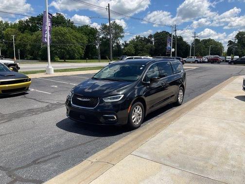 Brilliant Black Crystal Pearlcoat 2023 Chrysler Pacifica Touring-L