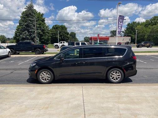 Brilliant Black Crystal Pearlcoat 2023 Chrysler Pacifica Touring-L