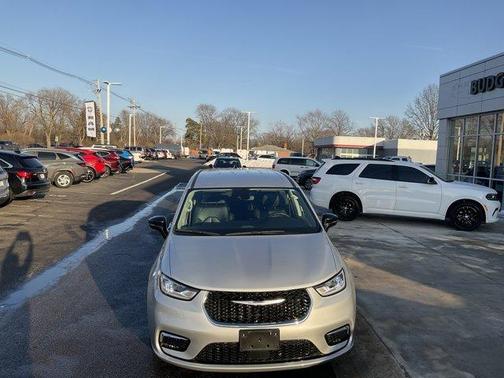 2024 Chrysler Pacifica Touring-L