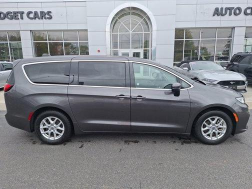 2023 Chrysler Pacifica Touring-L