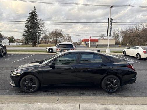 2022 Hyundai ELANTRA SEL