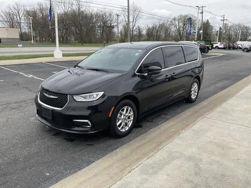 Brilliant Black Crystal Pearlcoat 2023 Chrysler Pacifica Touring-L