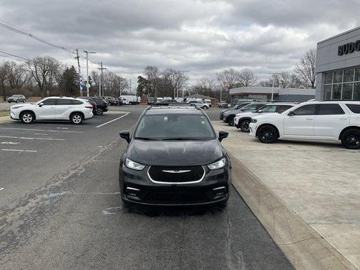 2022 Chrysler Pacifica Touring-L